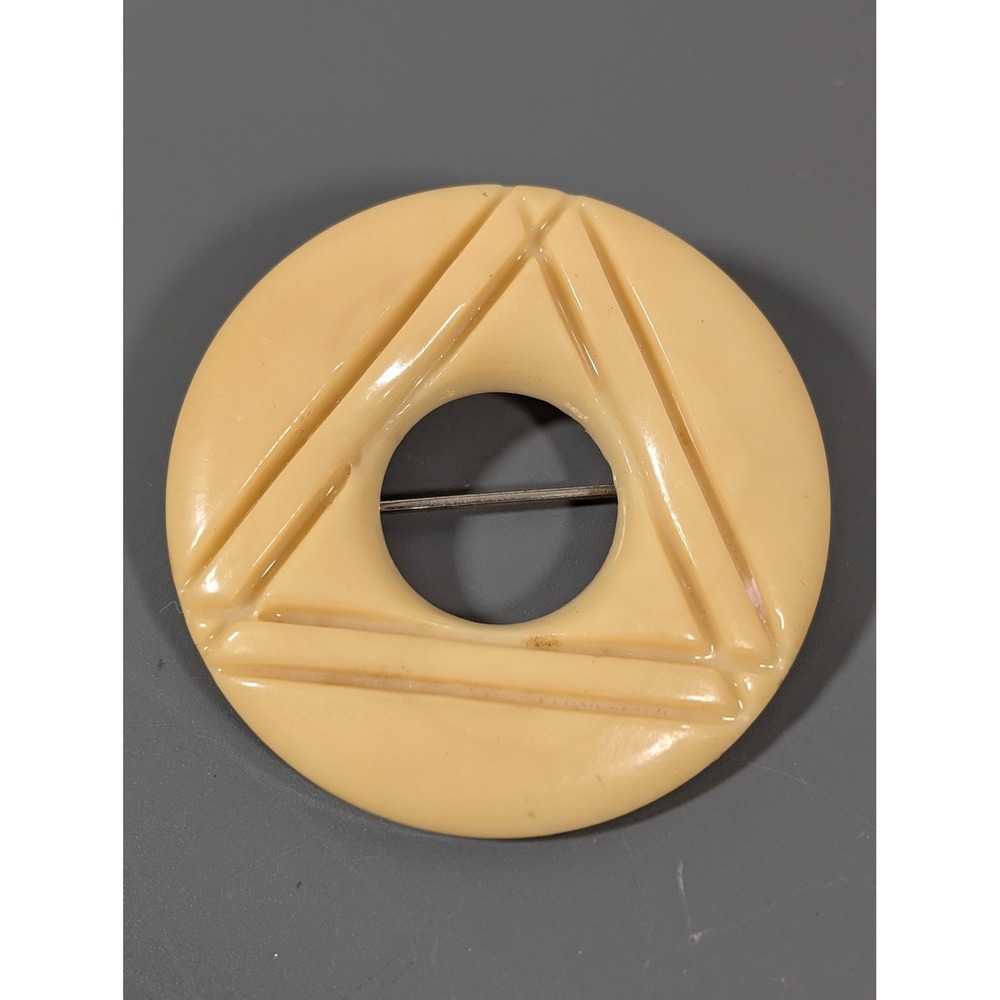 Vintage Butterscotch Bakelite Geometric Brooch – Art Deco Carved Circle Pin